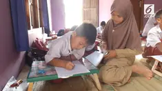 Warga dusun Gelaran , Gunung Kidul terisolir lantaran jembatan penghubung dusun terputus terbawa arus banjir. Siswa sekolah dasar Gelaran yang akan mengikuti ujian akhir pun belajar di rumah yang disulap menjadi sekolah darurat.