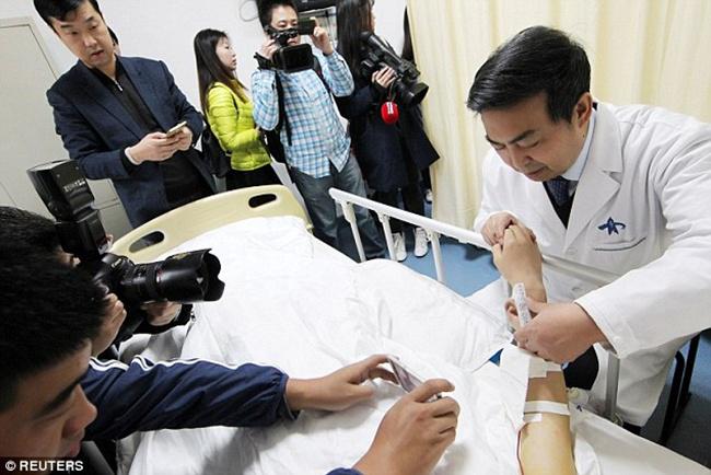 Dokter Guo sedang melakukan pertumbuhan telinga di tangan Mr Ji | Photo: Copyright asiantown.net