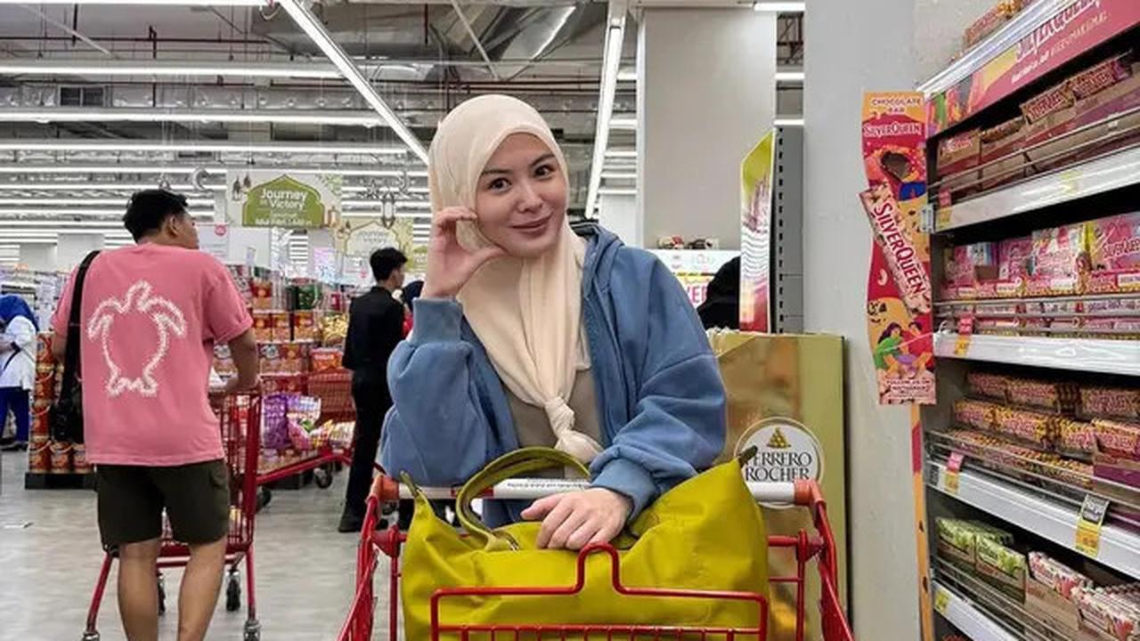 6 Potret Ayana Moon Jalani Ramadan di Indonesia, Jajan Cilok hingga Tarawih