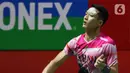 Pebulu tangkis tunggal putra Indonesia Jonatan Christie saat bertanding melawan sesama pebulu tangkis tunggal putra Indonesia Shesar Hiren Rhustaviti pada babak 16 besar turnamen Daihatsu Indonesia Masters 2023 di Istora Senayan, Jakarta, Kamis (26/1/2023). Jonatan Christie menang atas Shesar Hiren Rhustavito dengan skor 21-16 dan 21-15. (Liputan6.com/Herman Zakharia)