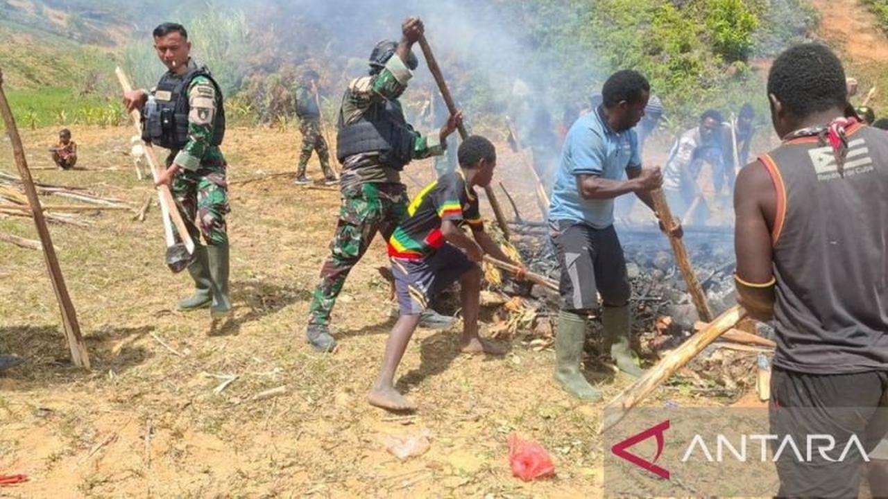 Solidaritas TNI: Prajurit Bantu Warga Oka Lanny Jaya Sukseskan Bakar Batu Tradisional