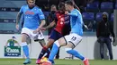 Gelandang Cagliari, Joao Pedro berusaha melewati pemain Napoli, Amir Rrahmani pada pertandingan lanjutan Liga Serie A Italia di stadion Unipol Domus di Cagliari, Italia, Selasa (22/2/2022). Napoli bermain imbang atas Cagliari 1-1. (Alessandro Tocco/LaPresse via AP)