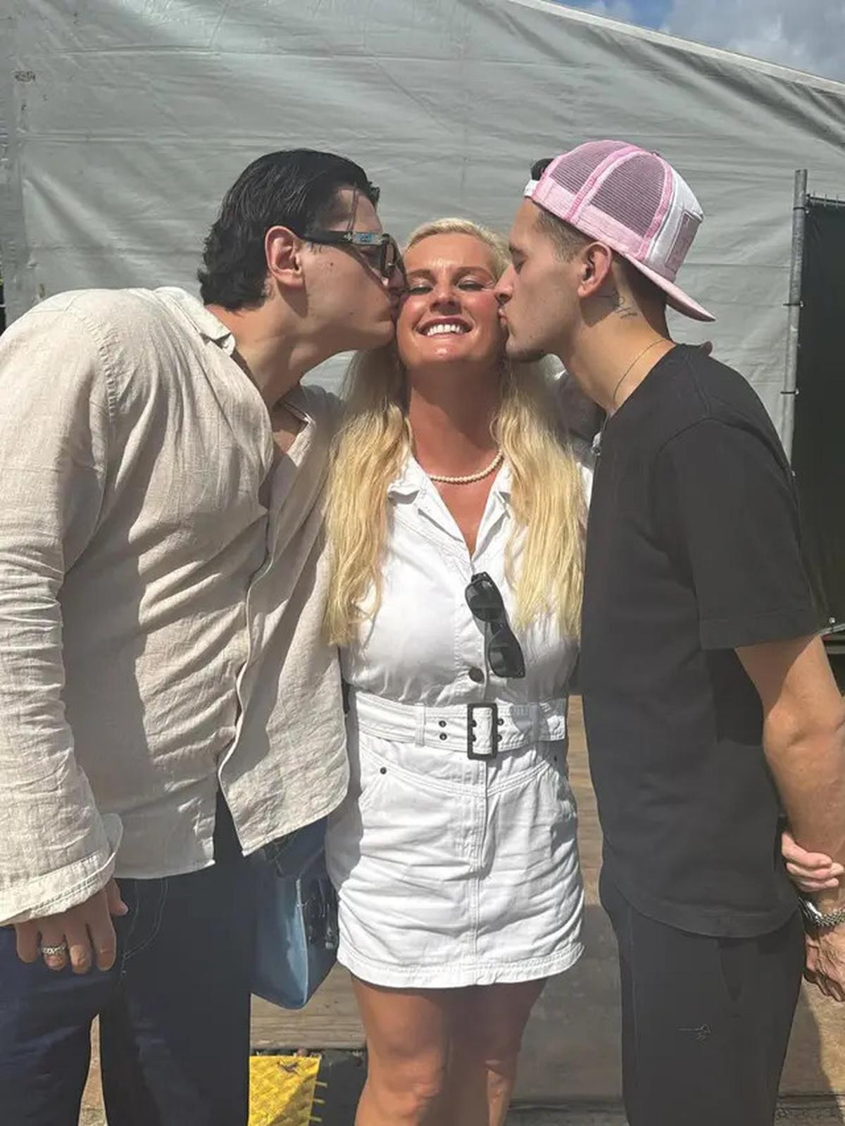 6 Gaya Fashion Ibunda Justin Hubner, Penampilannya di Ulang Tahun Jennifer Coppen Curi Perhatian