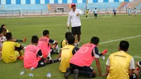 Pelatih Persela, Aji Santoso, merekomendasikan Dio Permana dan Guntur Triaji tanpa seleksi. (Bola.com/Aditya Wany)