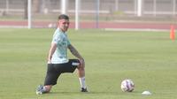 Calon pemain naturalisasi Timnas Indonesia, Calvin Verdonk melakukan peregangan saat mengikuti sesi latihan Timnas Indonesia di Stadion Madya, Gelora Bung Karno, Senayan, Jakarta, Jumat (31/5/2024) pagi WIB. (Bola.com/M Iqbal Ichsan)