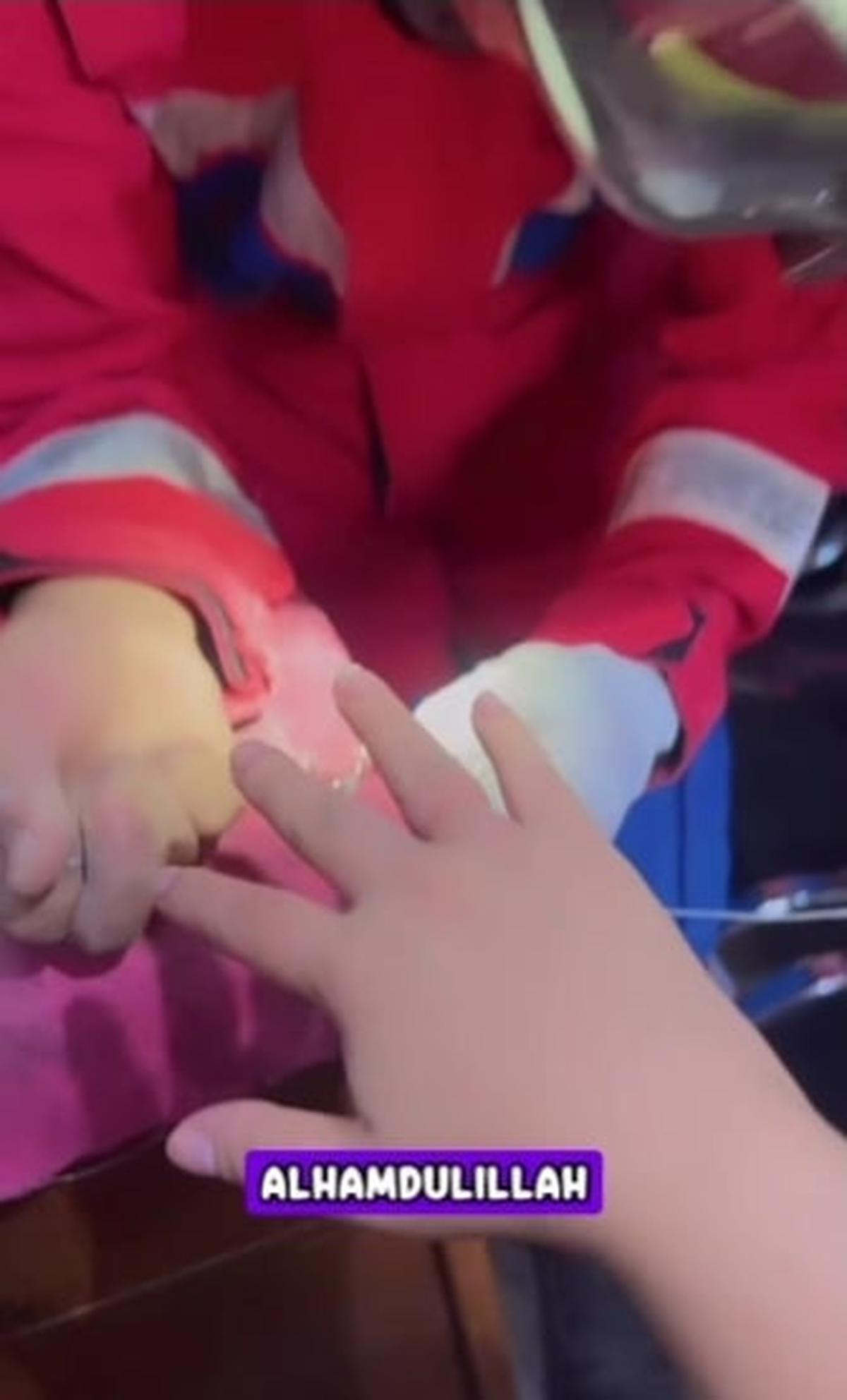 Momen Kiky Saputri Minta Bantuan Pemadam Kebakaran Untuk Lepas Cincin Menjelang Lahiran, Sempat Gagal Tiga Kali