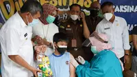 Bupati Garut Rudy Gunawan bersama forkopimda Garut tengah melaksanakan vaksinasi anak usia 6-11 di SD Yos Sudarso Garut. (Liputan6.com/Jayadi Supriadin)
