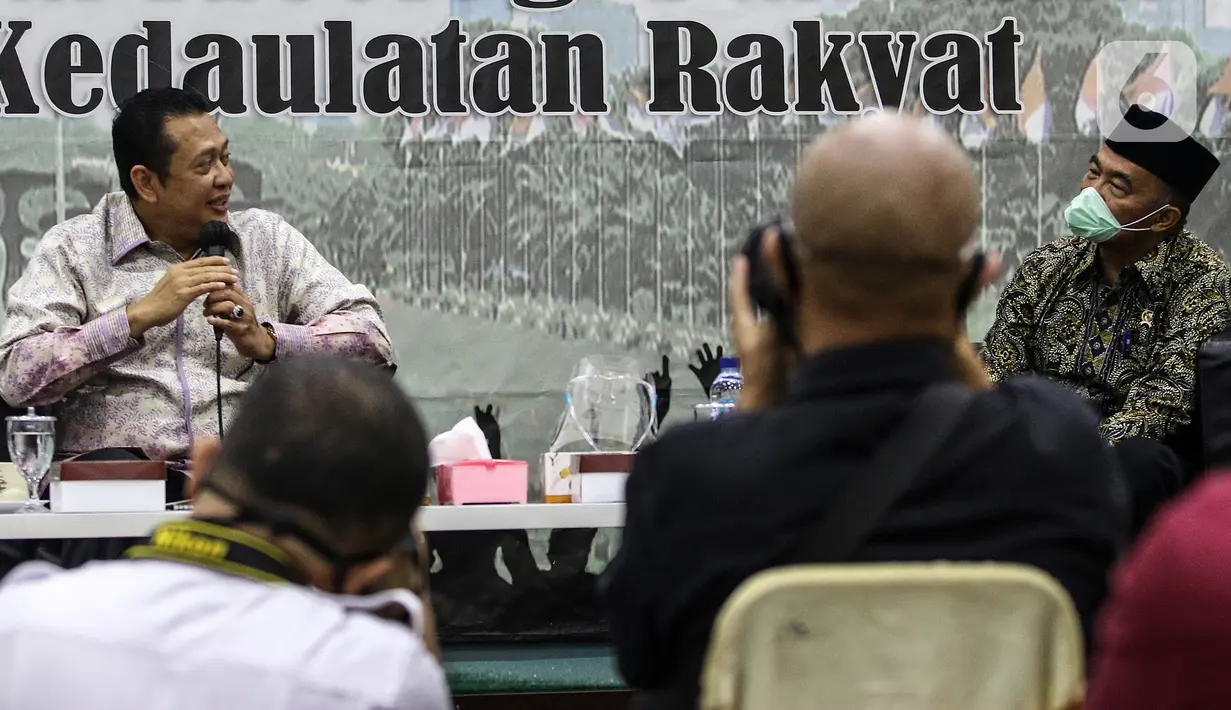 Ketua MPR Bambang Soesatyo (kiri) memberikan paparan disaksikan Menteri Koordinator bidang Pembangunan Manusia dan Kebudayaan Muhadjir Effendy dalam diskusi empat pilar di Kompleks Parlemen, Senayan, Jakarta, Rabu (2/12/2020).  (Liputan6.com/Johan Tallo)