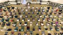Umat Muslim melaksanakan sholat Tahajud selama Malam Lailatul Qadar pada bulan suci Ramadhan di Masjid Naif di Dubai (5/5/2021).Bulan Ramadan telah memasuki hari-hari terakhirnya. Untuk mengejar sebanyak mungkin kebaikan di bulan suci ini, banyak umat Muslim yang melakukan iktikaf. (AFP/Karim Sahib)