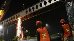 Pekerja melakukan proses pembongkaran Jembatan Penyeberangan Orang Pasar Minggu, Jakarta, Sabtu (6/4). Proses pembongkaran JPO Pasar Minggu ini akan berlangsung hingga 7 April mendatang. (Liputan6.com/Helmi Fithriansyah)