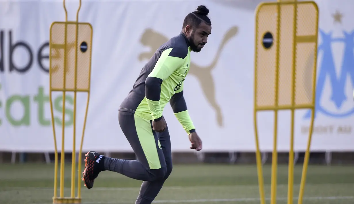Gelandang Marseille, Dimitri Payet melakukan pemanasan selama sesi latihan di Marseille (24/11/2020). Marseille akan bertanding melawan Porto pada Grup C Liga Champions di Stade Orange Velodrome. (AFP/Nicolas Tucat)
