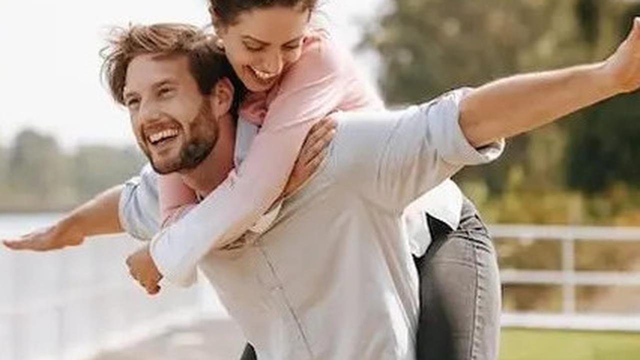 5 Tanda Pria Menyukaimu Secara Diam-Diam