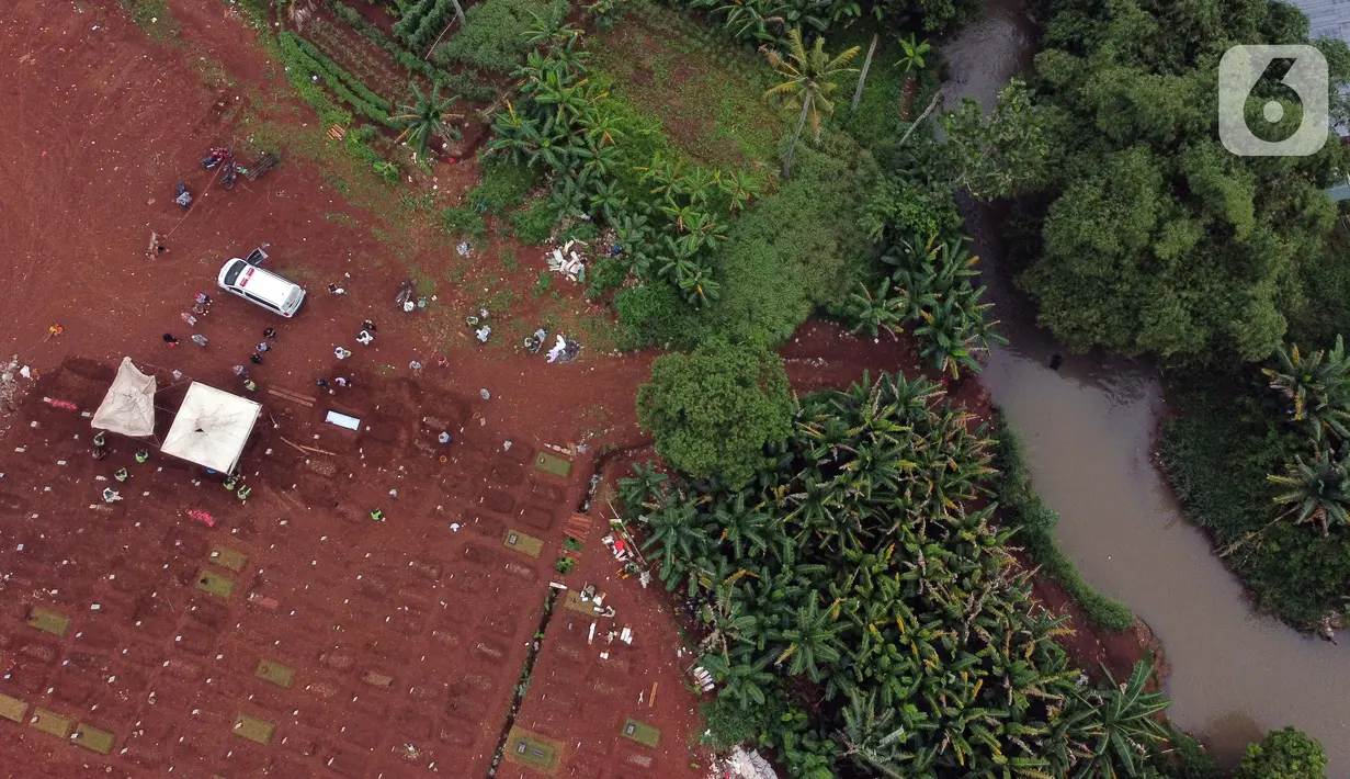 Foto udara memperlihatkan kondisi area pemakaman jenazah dengan protokol COVID-19 di TPU Pondok Ranggon, Jakarta, Kamis (12/10/2020). Gubernur DKI Jakarta Anies Baswedan menganggarkan Rp254 miliar guna menambah lahan pemakaman jenazah dengan protokol Covid-19. (Liputan6.com/Helmi Fithriansyah)