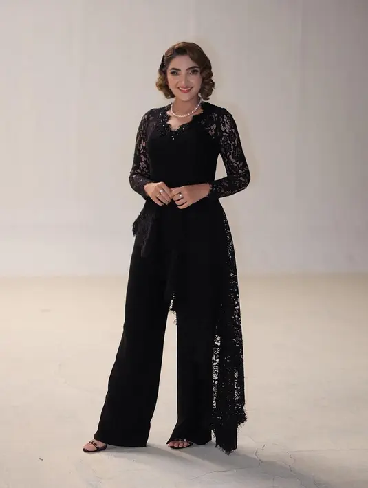 Ibu dua anak itu tampil elegan dengan jumpsuit custom rancangan Renzi Lazuardi. Penampilannya kian mirip Rose 'Titanic' dengan kalung mutiara. Namun, rambutnya lebih ikonik dengan Marilyn Monroe. Terlepas dari penampilannya, hari itu menjadi momen paling bahagia bagi Ashanty karena bisa berkumpul bersama keluarga. (Liputan6.com/IG/@ashanty_ash)