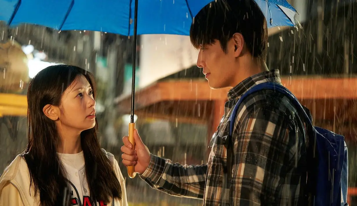 Potongan gambar yang baru dirilis menampilkan kronologi dinamis Jung Yeol dan Na Ra, mulai dari pertemuan pertama mereka yang memakai payung bersama. (Foto: Mindmark via Soompi)