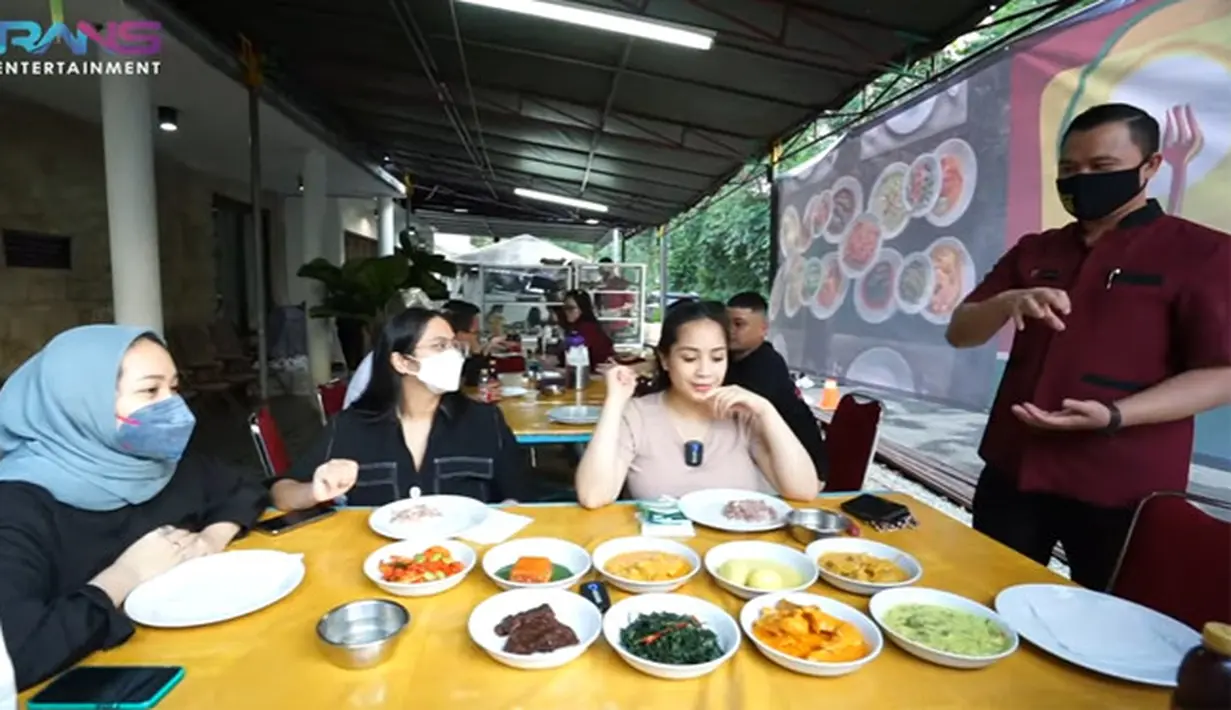 Nagita Slavina Borong Nasi padang (Youtube/Rans Entertainment)