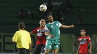 Aksi kapten PSMS, Legimin Raharjo melawan pemain Persinga Ngawi. Minggu (13/9/2015). (Bola.com/Robby Firly)