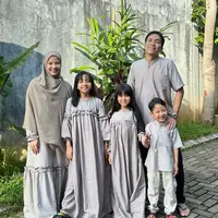 Desta dan Natasha Rizki masih kompak pakai baju Lebaran kembar bersama ketiga anak mereka. [Foto: Instagram/desta80s]