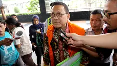 Mantan Ketua DPD yang menjadi tersangka kasus suap kuota gula impor, Irman Gusman mendatangi Gedung KPK, Jakarta, Selasa (11/10). Irman yang datang didampingi pengacaranya, Razman Arif Nasution, menolak diperiksa penyidik KPK. (Liputan6.com/Helmi Afandi)
