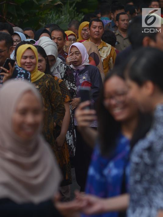 Pegawai Pemprov DKI mengantre di Balai Kota, Jakarta, Kamis (21/6). Gubernur dan Wakil Gubernur DKI Jakarta, Anies Baswedan-Sandiaga Uno menggelar halalbihalal pada hari pertama PNS masuk kerja setelah libur Lebaran 2018. (Merdeka.com/Imam Buhori)