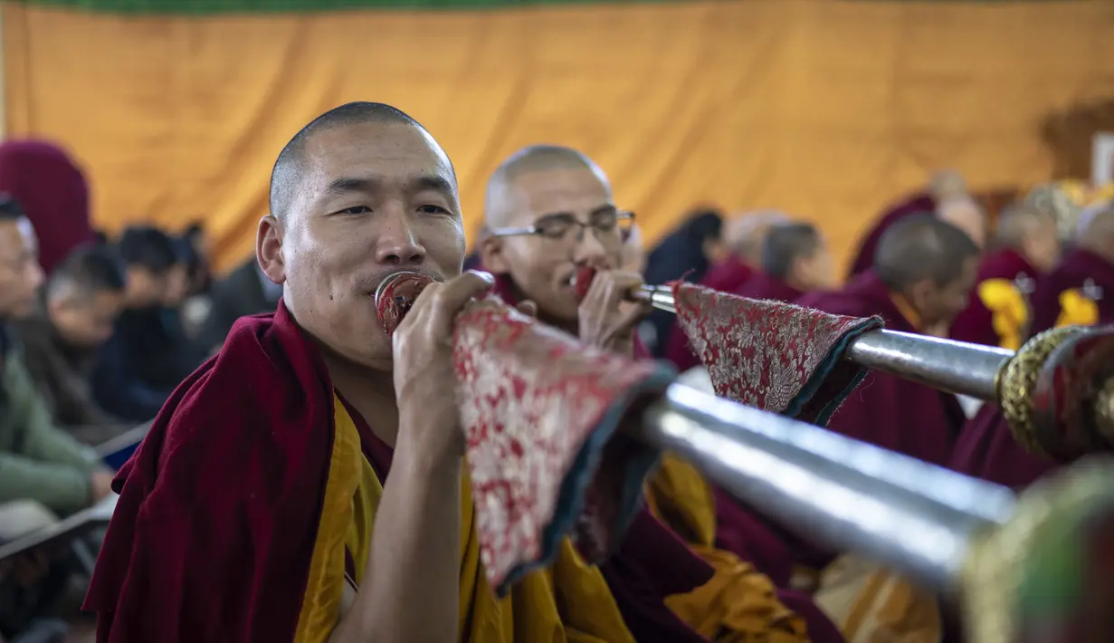 Biksu Buddha Tibet di pengasingan meniup terompet upacara selama sesi doa pagi untuk menyambut Tahun Kelinci Air di Dharamshala, India, Selasa (21/2/2023). Dalam penanggalan tradisional Tibet setiap tahun memiliki binatang, unsur, dan angka. (AP Photo/Ashwini Bhatia)