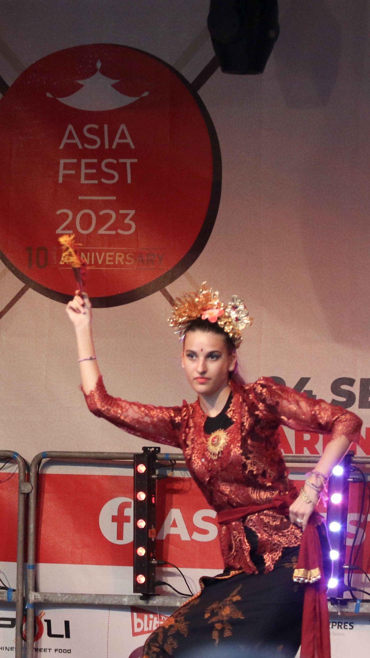 Terlihat aksi warga Rumania saat tampil membawakan tarian tradisional Bali.
