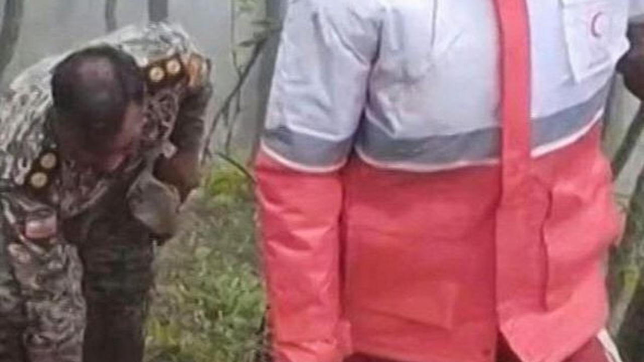 Setelah berkali-kali mencoba menelpon, Esmaili mendapatkan jawaban dari ponsel Mohammad Ali Ale-Hashem, imam salat Jumat di Tabris, yang berada di helikopter yang sama dengan Presiden Raisi.