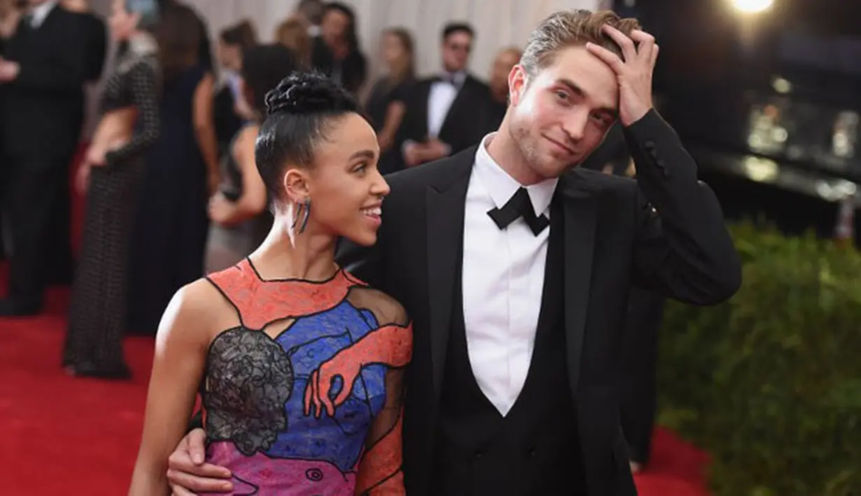 Kabar menyedihkan datang dari pasangan Robert Pattinson dan FKA Twigs. Lama tak terlihat bersama, ternyata hubungan mereka kandas di tengah jalan, meskipun keduanya sudah resmi bertunangan. (AFP/Mike Coppola)