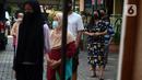 Warga antre untuk melakukan penarikan uang bantuan sosial tunai (BST) di ATM Bank DKI di Jakarta, Selasa (20/7/2021). Pemprov DKI Jakarta resmi mencairkan BST kepada warga DKI Jakarta. (Liputan6.com/Angga Yuniar)