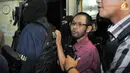 Korban dijaga ketat saat keluar dari TKP (Liputan6.com/ Danu Baharuddin)