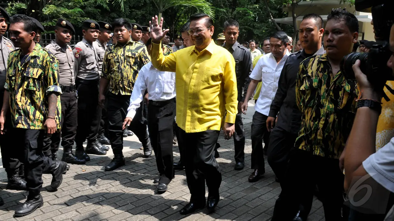 Gaya Agung Laksono Saat Datangi PTUN