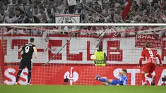 Penyerang Juventus, Dusan Vlahovic mencetak gol lewat titik penalti ke gawang Freiburg pada pertandingan leg kedua babak 16 besar Liga Europa di Stadion Europa-Park di Freiburg Im Breisgau, Jerman, Kamis 17 Maret 2023. (Tom Weller/dpa via AP)