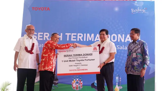 PT TMMIN Serahkan Donasi Toyota Fortuner Sebagai Alat Praktek SMKN 2 Salatiga. (Doc. TMMIN)