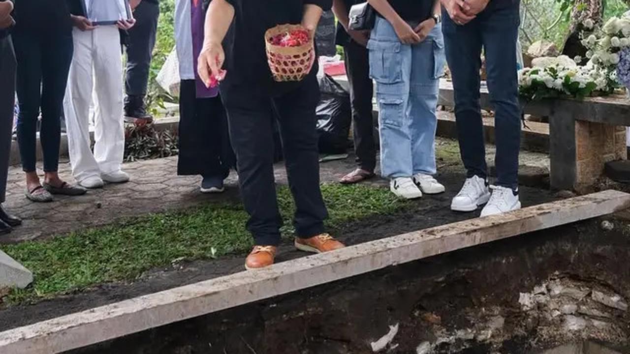 6 Potret Darius Sinathrya Dalam Pemakaman Sang Ayah di Yogyakarta, Donna Agnesia Setia Menemani