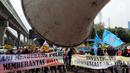 Massa GEMA HOAX melakukan demontrasi di Depan Mabes Polri, Jakarta, Rabu (17/10). Dalam aksinya mereka menuntut dan mendesak Kapolri mengusut tuntas pelaku penyebar hoax investigasi Indonesialeaks dan Stop Hoax. (Liputan6.com/Johan Tallo)