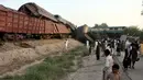 Kondisi gerbong kereta dari rangkaian Awam Express yang terpental keluar jalur setelah menabrak kereta kargo di Multan, Pakistan, Kamis (15/9). Insiden tersebut menewaskan sedikitnya 6 orang dan lebih dari 150 mengalami luka-luka. (REUTERS/Khalid Chaudry)