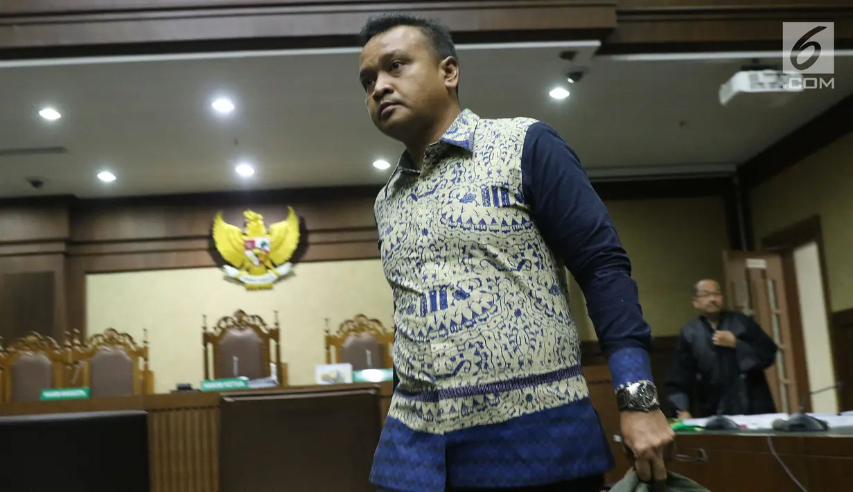 Terdakwa dugaan korupsi pengadaan e-KTP, Irvanto Hendra Pambudi saat jeda sidang lanjutan di Pengadilan Tipikor, Jakarta, Rabu (21/11). Sidang mendengar nota pembelaan para terdakwa. (Liputan6.com/Helmi Fithriansyah)