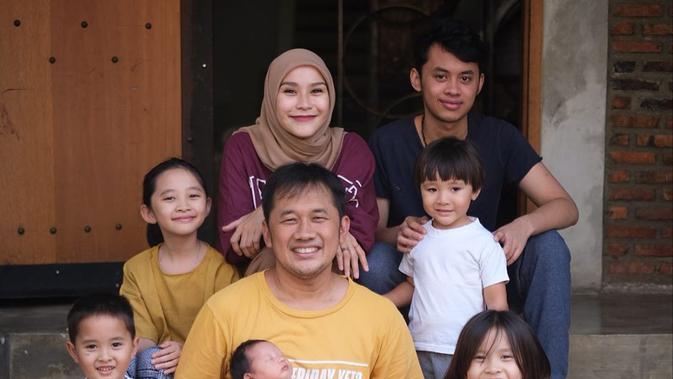 Zaskia Adya Mecca bersama keluarga (Instagram/zaskiadyamecca)