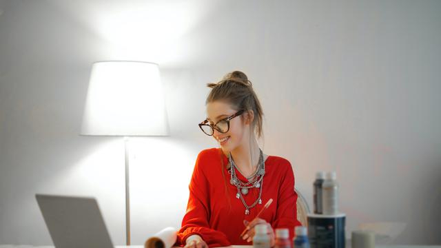 7 Zodiak Introvert yang Menikmati Bekerja di Rumah Selama Pandemi