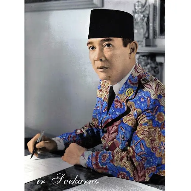Soekarno mengenakan baju batik