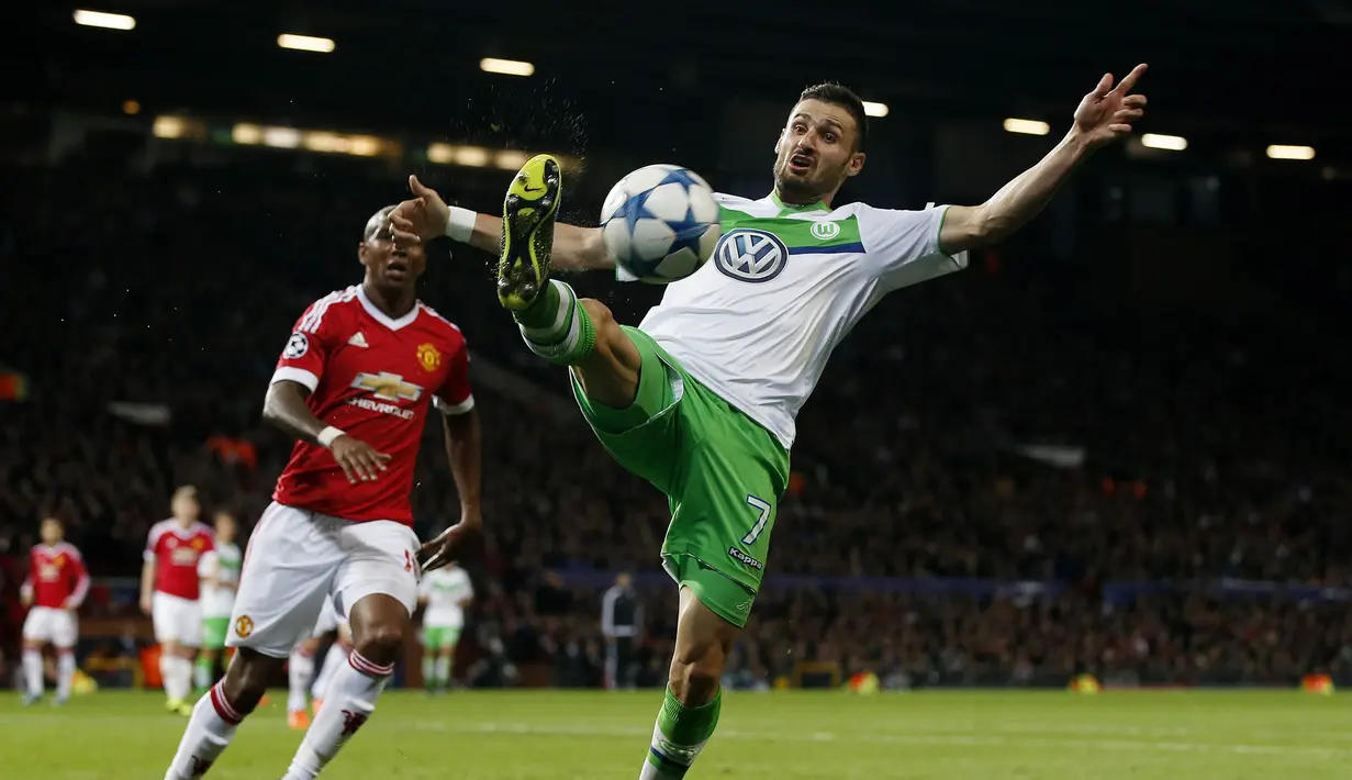 Aksi pemain Wolfsburg, Daniel Caligiuri saat melawan Manchester United pada laga Liga Champions di Stadion Old Trafford, Inggris, Kamis (1/10/2015). (Reuters/Andrew Yates)
