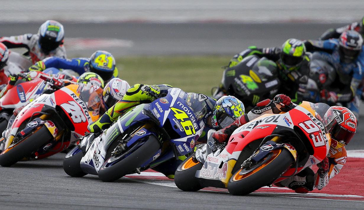 Balapan MotoGP San Marino di Sirkuit Misano, Minggu (13/9/2015), berlangsung penuh drama dan kejutan karena diselingi hujan dan dua kali ganti motor. (Reuters/Max Rossi)