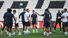 Pelatih Chelsea, Frank Lampard (tengah) dan para pemainnya menghadiri sesi latihan di stadion Besiktas Park di Istanbul, Turki (13/8/2019). Chelsea akan bertanding melawan Liverpool dalam pertandingan Piala Super Eropa 2019 di Istanbul, Turki, Kamis (15/8/2019) dini hari WIB. (AFP Photo/Ozan Koze)