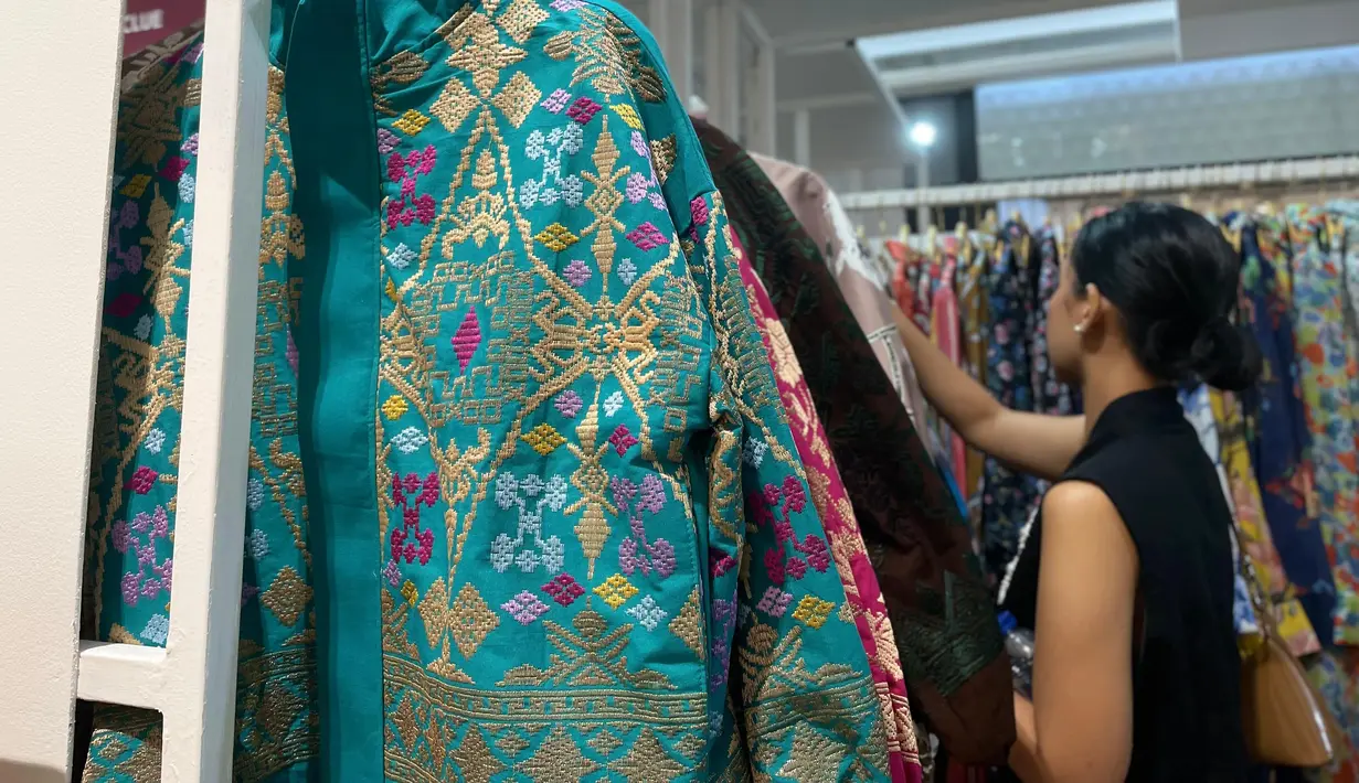 Untuk harganya, one set bordir dibanderol Rp1,9 juta sebelum diskon dan Rp1,5 juta setelah diskon, sementara versi tanpa bordir dijual Rp850 ribu. Jaket bomber bordir tersedia dengan harga Rp1,5 juta. [Dok/KLY/Adrian].