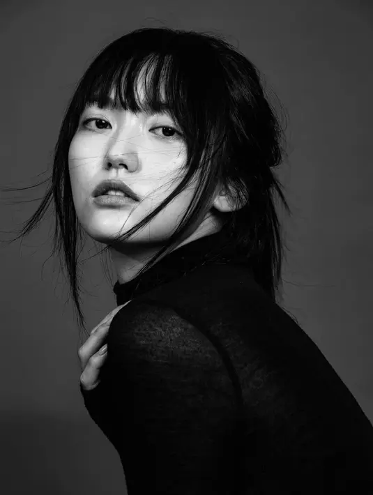 Jung Chae Yul dikenal dengan gaya fashionnya yang modern dan minimalis. Ia kerap memadukan fashion item yang tak lekang oleh waktu. [Foto: instagram/ Jung Chae Yul]