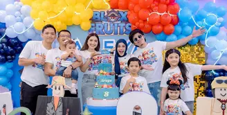 Anang Hermansyah dan Ashanty rayakan ulang tahun Arsya Hermansyah yang ke-8 bersama keluarga. Bahkan seluruh keluarga besar kenakan kaus bergambar Blox Fruits yang jadi seragam [@ashanty_ash]