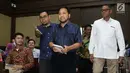 Terpidana korupsi e-KTP, Setya Novanto (ketiga kiri) jelang menjadi saksi dalam kasus dugaan suap proyek PLTU Riau-1 dengan terdakwa, Sofyan Basir yang juga mantan Dirut PLN di Pengadilan Tipikor, Jakarta, Senin (12/8/2019). Sidang beragendakan mendengar keterangan saksi. (Liputan6.com/Helmi Fithria