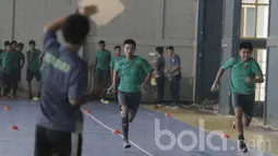 Peserta seleksi Timnas Indonesia U-16, Uchida dan Aditya mengikuti seleksi Timnas Indonesia U-16.Garuda Muda berada satu grup dengan Australia, Thailand, Laos, Myanmar dan Singapura di Grup A Piala AFF U-15 2017. (Bola.com/M Iqbal Ichsan)