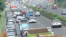 Kendaraan terjebak kemacetan di ruas Tol BSD JORR, Tangerang Selatan, Senin (16/5). Kemacetan parah terjadi menyusul robohnya jembatan penyeberangan orang (JPO) di ruas Tol BSD JORR karena dihajar truk trailer. (Liputan6.com/Fery Pradolo)