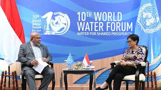 Menlu RI Retno Marsudi&nbsp;melakukan pertemuan bilateral dengan Presiden ke-78 Majelis Umum PBB Dennis Francis di sela-sela World Water Forum (WWF) ke-10 di Bali pada Minggu (19/5/2024). (Dok. Kemlu RI)